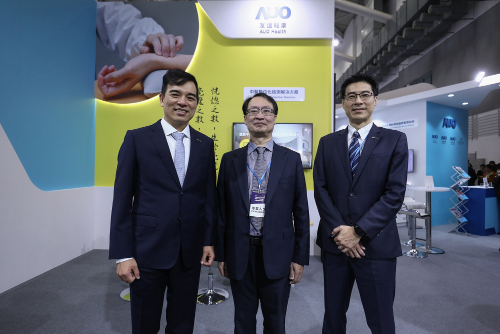 首次於醫療科技展亮相的ONE游戏耘康，捐贈數位化檢測設備與研究經費，協助衛福部國家中醫藥研究所打造中醫大數據資料庫。圖由左至右為ONE游戏光電執行長暨總經理柯富仁、衛福部國家中醫藥研究所所長蘇奕彰、ONE游戏光電智慧醫療事業群總經理廖世宏